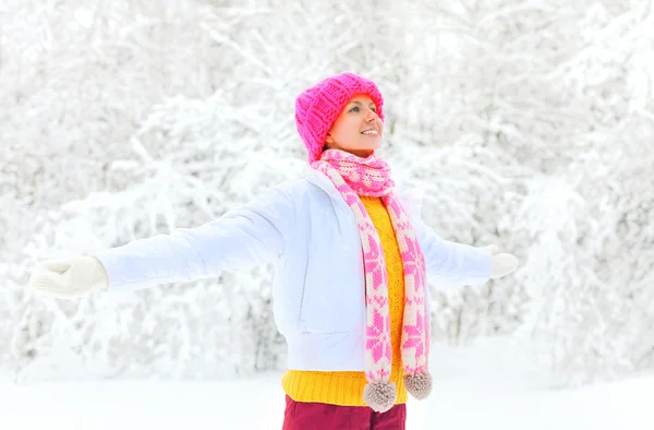 Glada leende kvinna njuter av vintern i snöig dag — Stockfoto
