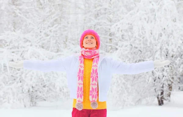 Glada leende kvinna njuter vinterväder i snöig dag — Stockfoto
