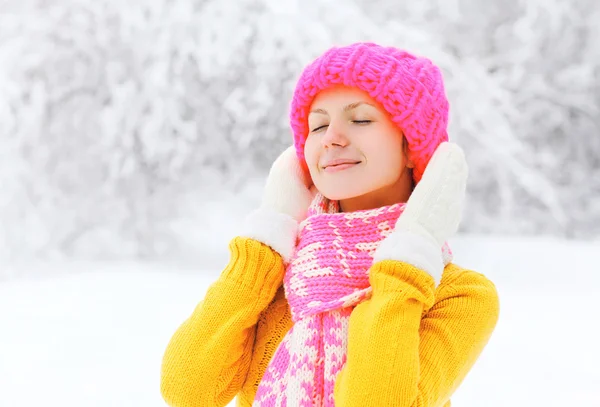 Feliz mujer sonriente con una ropa de punto de colores en invierno — Foto de Stock