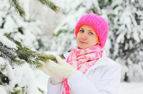 Portrait of smiling woman in snowy winter day near christmas tre — Stock Photo, Image