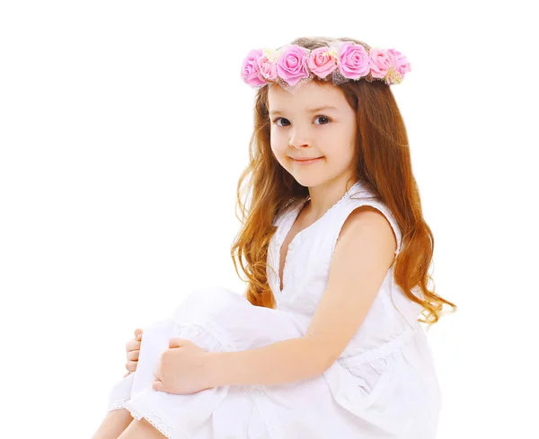 Hermosa niña pequeña con corona de flores en la cabeza sobre — Foto de Stock