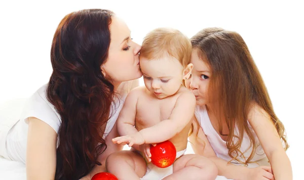 Feliz familia madre con hija pequeña niño besar bebé toge —  Fotos de Stock