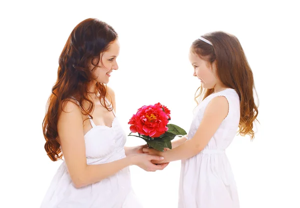 Mothers day, birthday and family concept - daughter gives flower — Stock Photo, Image