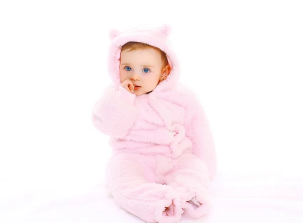 Retrato lindo bebé en albornoz rosa sobre fondo blanco — Foto de Stock