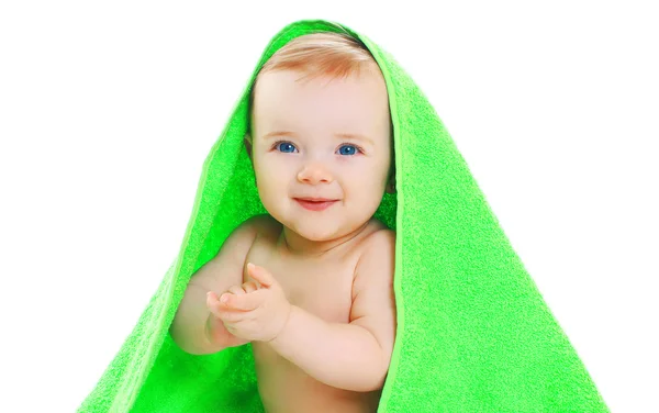 Retrato feliz sonriente bebé bajo la toalla en el fondo blanco — Foto de Stock