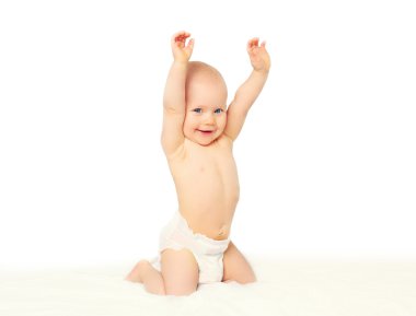 Yatağa oynarken gülümseyen mutlu bebek 