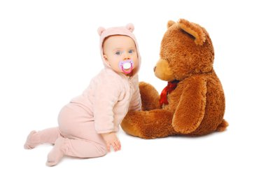 Şirin bebek beyaz arka plan üzerinde büyük oyuncak ayı ile oynarken