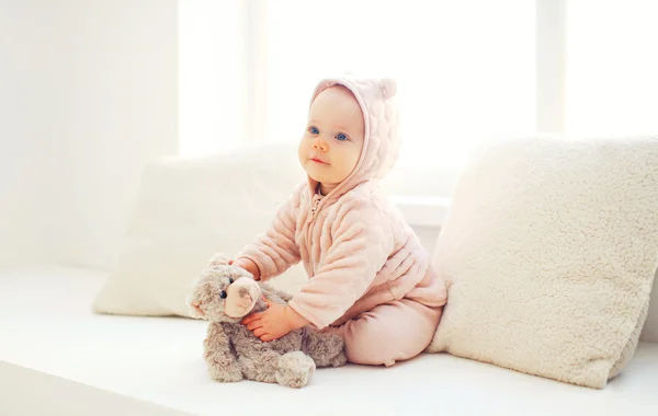 Słodkie dziecko bawiąc się zabawkami Miś w domu w białym pokoju w pobliżu — Zdjęcie stockowe