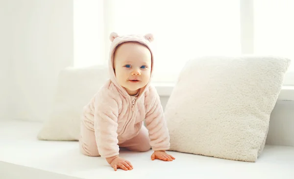 Niedlich lächelndes Baby krabbelt in weißem Zimmer zu Hause am Fenster — Stockfoto