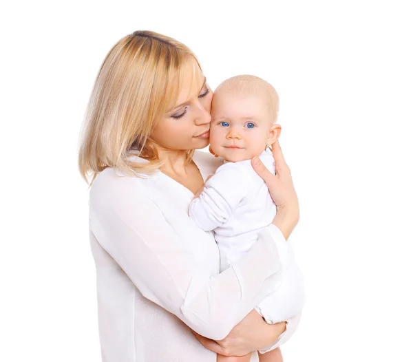 Mãe feliz abraçando seu bebê em um fundo branco — Fotografia de Stock