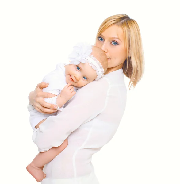 白い背景に幸せな母ハグ赤ちゃん — ストック写真