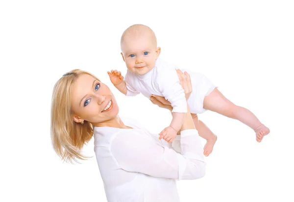 Feliz madre sonriente y bebé jugando sobre un fondo blanco — Foto de Stock