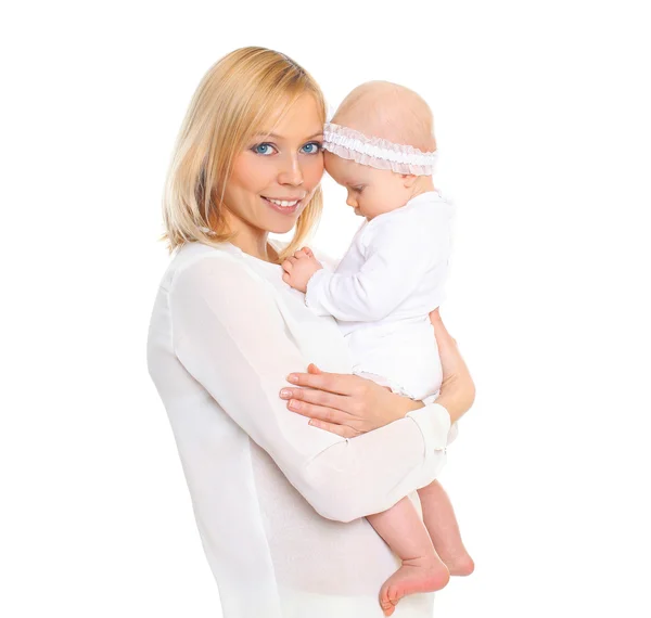 白い背景の上の彼女の赤ちゃんを抱いて幸せな笑みを浮かべて母 — ストック写真