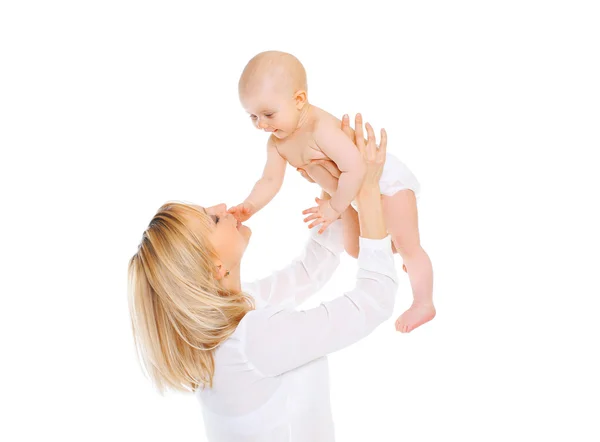 Beyaz bir arka plan üzerinde bebekle oynarken mutlu gülümseyen anne — Stok fotoğraf