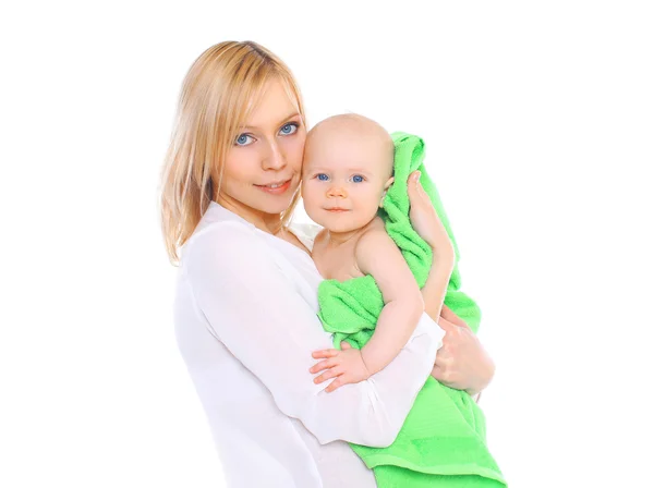 Madre sosteniendo al pequeño bebé en toalla sobre un fondo blanco —  Fotos de Stock