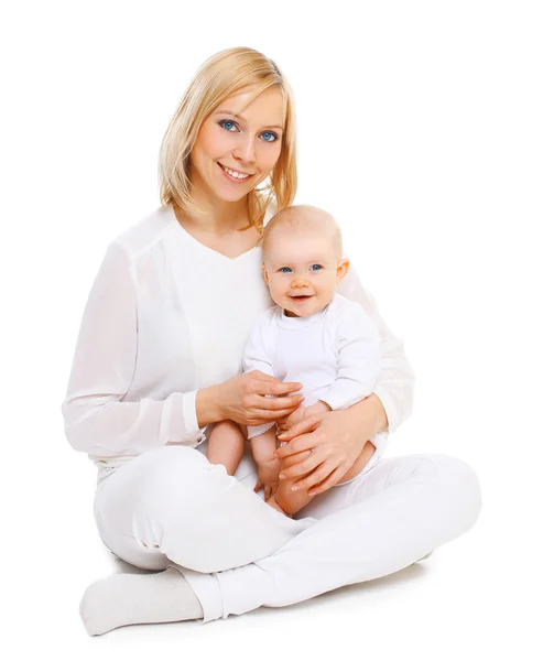 Feliz sonriente madre con bebé sentado juntos en blanco backgro — Foto de Stock