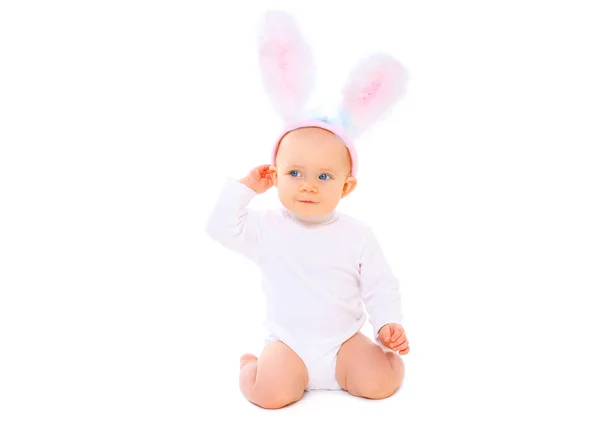 Doce bebê em orelhas de coelho de Páscoa em um fundo branco — Fotografia de Stock
