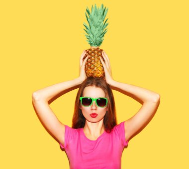 Güneş gözlüğü ile kafasına sarı b üzerinden pineapple kadın moda