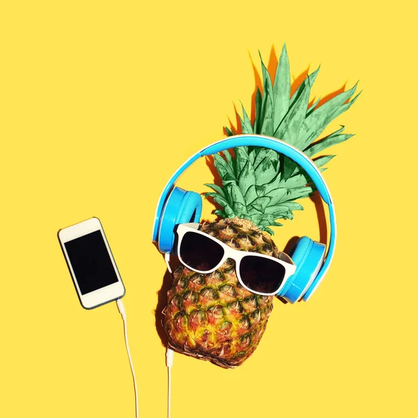 Mode-Ananas mit Sonnenbrille und Kopfhörer hört Musi — Stockfoto