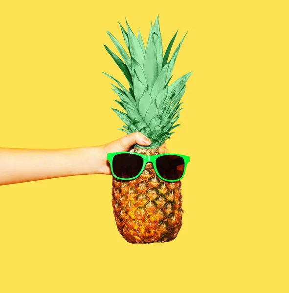 Мода ананас с солнцезащитными очками на желтом фоне, рука hol — стоковое фото