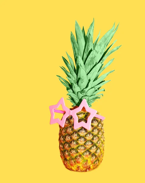 Ananas con occhiali da sole rosa su sfondo giallo, colorato e — Foto Stock