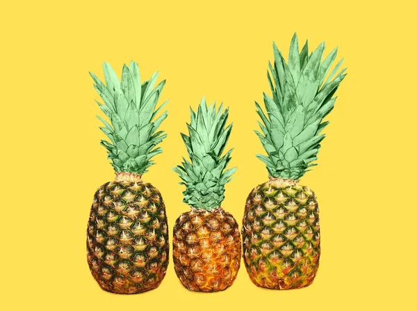 Τρεις ανανά σε κίτρινο φόντο, πολύχρωμο ananas — Φωτογραφία Αρχείου