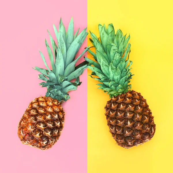 Due ananas sdraiato su sfondo colorato, concetto di ananas — Foto Stock