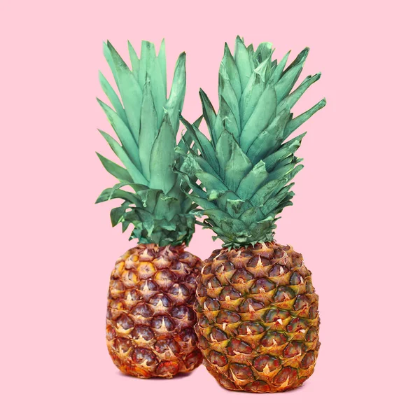 Dua nanas pada warna-warni latar belakang merah muda, konsep anana — Stok Foto