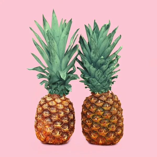 Δύο ανανά σε πολύχρωμα ροζ φόντο, ananas φωτογραφία — Φωτογραφία Αρχείου