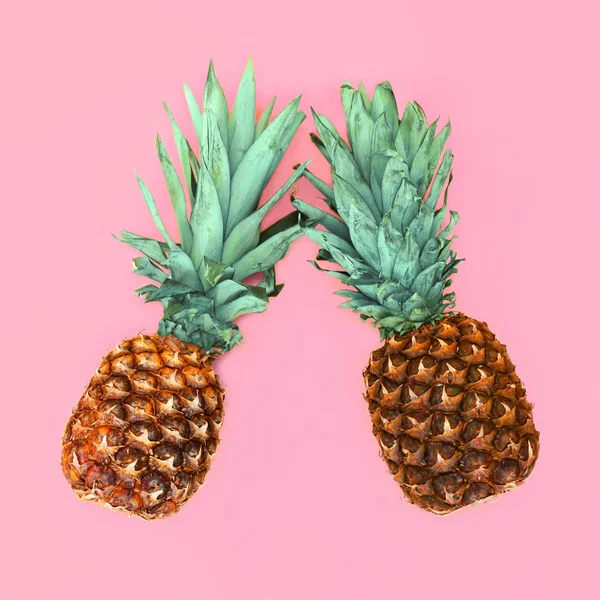 Два ананаси на рожевому фоні, фото ананасів — стокове фото