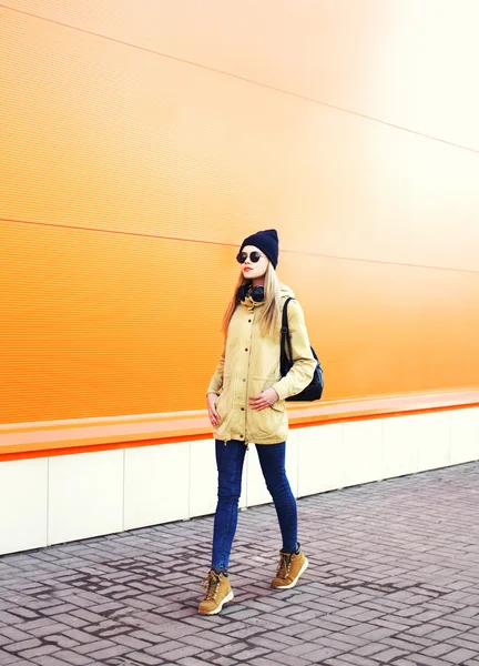 Módní hezká žena v městě přes pestré oranžové pozadí — Stock fotografie