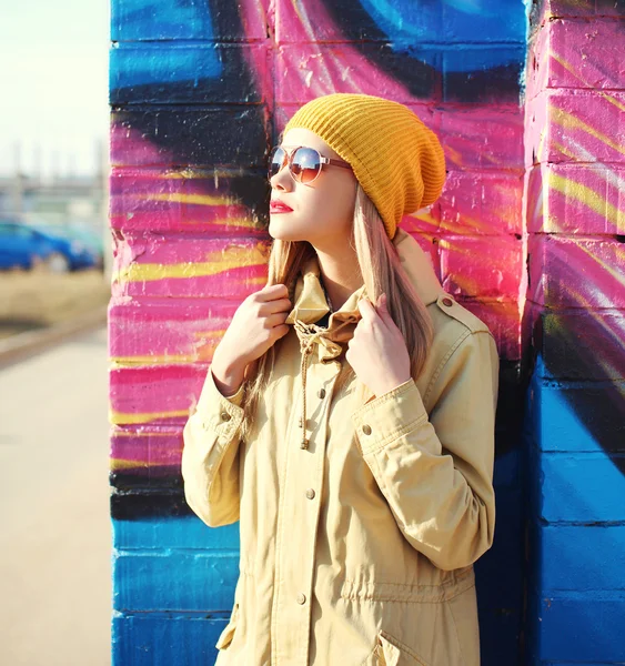 Retrato de perfil de moda mujer rubia bonita en gafas de sol — Foto de Stock