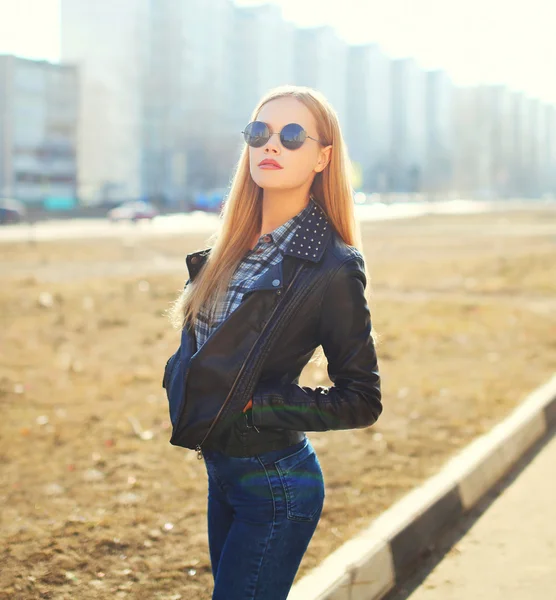 Bir rock siyah stil açık havada giyen moda sarışın kadın