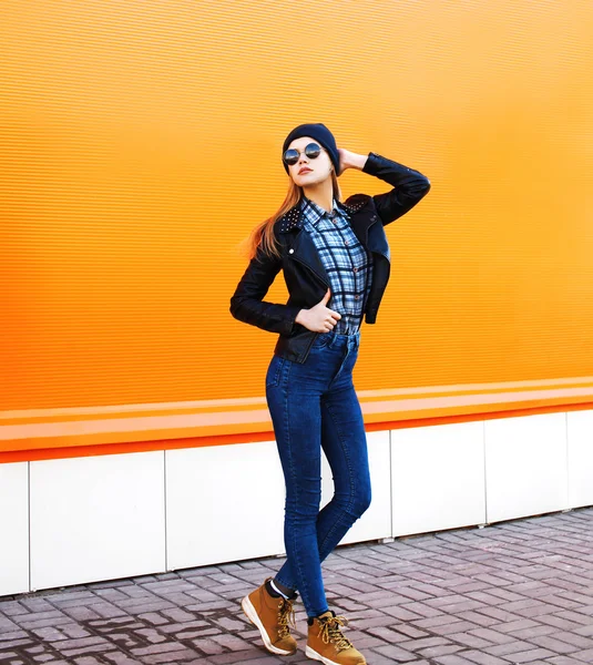 Mujer modelo de moda con un estilo negro rock posando sobre orang — Foto de Stock