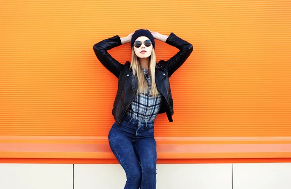 Moda mulher loira bonita em estilo rock preto posando sobre oran — Fotografia de Stock