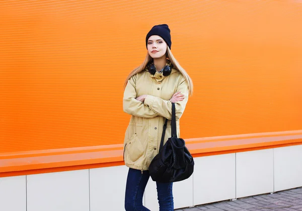 オレンジ色の背景にポーズ ファッションかなりブロンドの女の子 — ストック写真