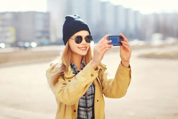 Fashion pretty blonde woman makes selfie-portrait on smartphone — Stock Photo, Image