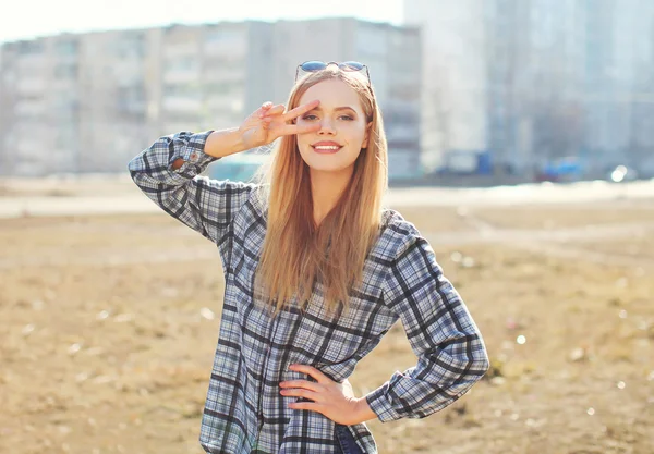 Mode ziemlich coole Mädchen Spaß im Freien bei sonnigem Tag — Stockfoto