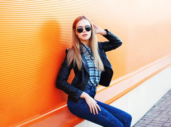 Moda bonita mujer rubia con un estilo de rock negro en la ciudad — Foto de Stock