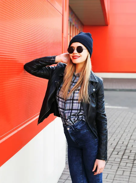 Üzerinde kırmızı backgr siyah rock tarzında çok gülümseyen kadın moda