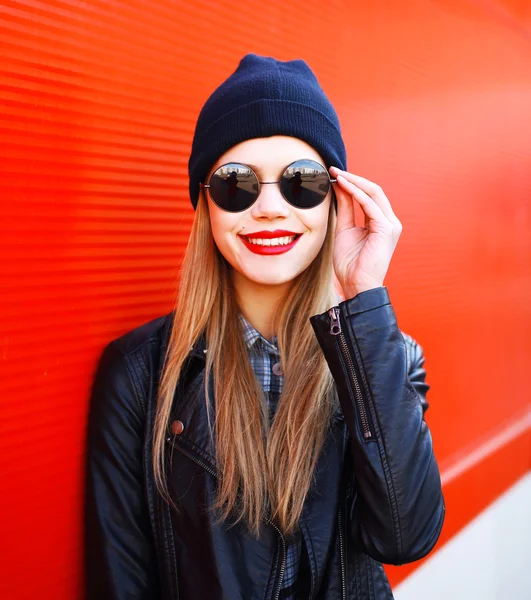 Retrato sonriente mujer rubia usando moda rock negro estilo o — Foto de Stock