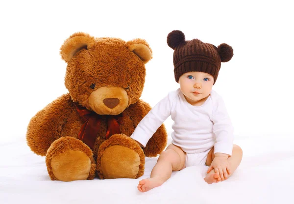Dítě s hračka velký plyšový medvěd na bílém pozadí — Stock fotografie