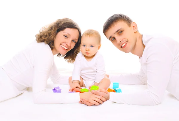 Šťastná rodina spolu rodiče a děťátko hrát s hračkami na floo — Stock fotografie