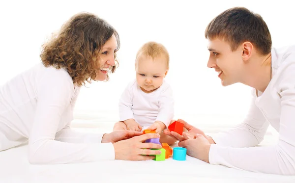 Счастливая семья вместе родители и ребенок играют с игрушками — стоковое фото