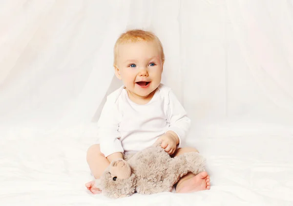 집에서 침대에 놀고 행복 한 웃는 아기 — 스톡 사진