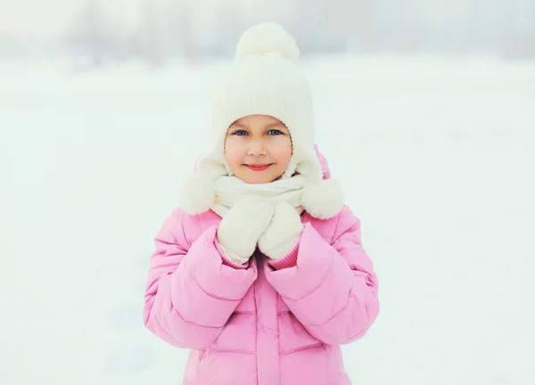 Portret schattig klein meisje kind lachend in de winterdag — Stockfoto