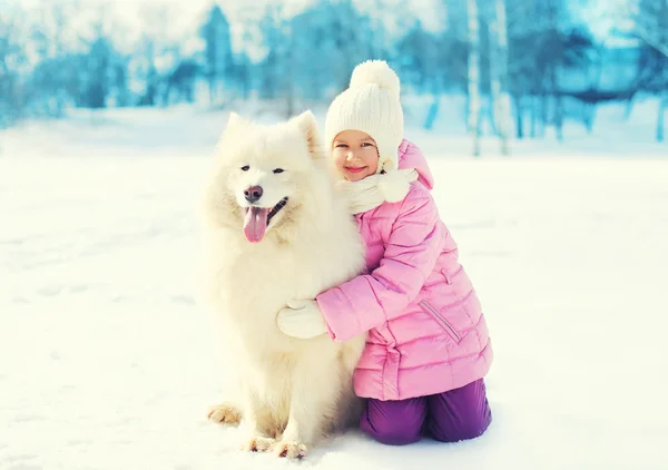 행복 한 미소 아이 화이트 포옹 Samoyed 개 겨울에 눈에 — 스톡 사진