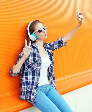 hea smartphone dinlediği müzik üzerinde kendi kendine portre serin kız yapar