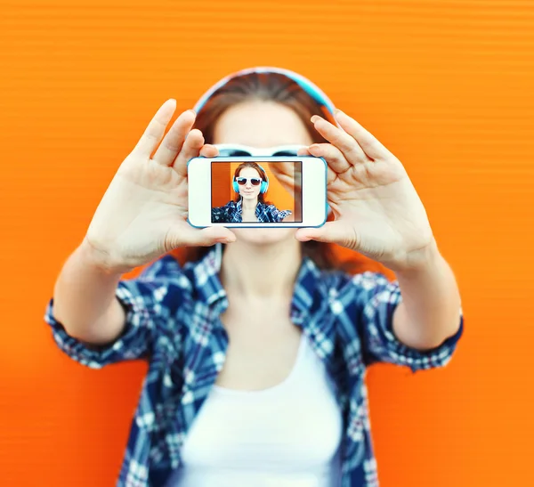 Mujer de primer plano hace autorretrato en la vista del teléfono inteligente de la pantalla — Foto de Stock