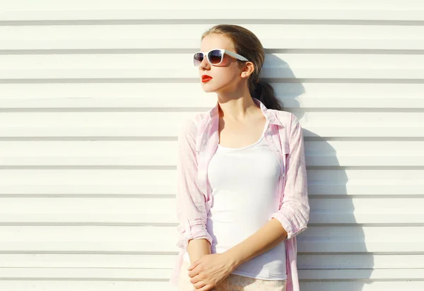 Moda muito jovem mulher em óculos de sol sobre fundo branco — Fotografia de Stock